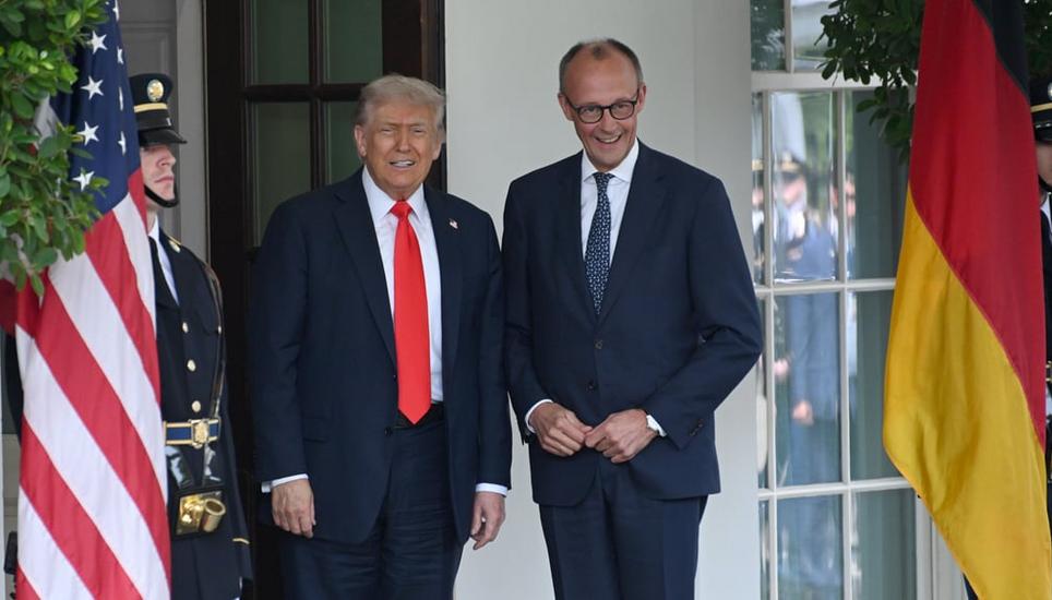 Bald könnte es zum Schwur kommen: Donald Trump und Friedrich Merz, hier beim Antrittsbesuch des deutschen Kanzlers in Washington am 5. Juni. Bild: China News Service