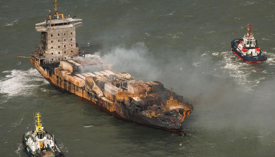 Beide Schiffe (im Bild die MV Solong) fingen nach der Kollision Feuer. Flugzeugtreibstoff aus einem beschädigten Tank lief in die Nordsee. Bild: Dan Kitwood / AP