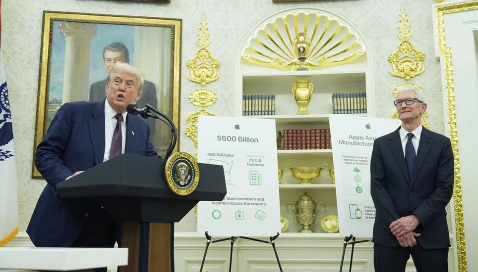 Donald Trump ist im Oval Office des Weissen Hauses in Washington von Gold umgeben. Das Bild zeigt den amerikanischen Präsidenten mit dem Apple-Konzernchef Tim Cook. Bild: Alex Brandon / AP