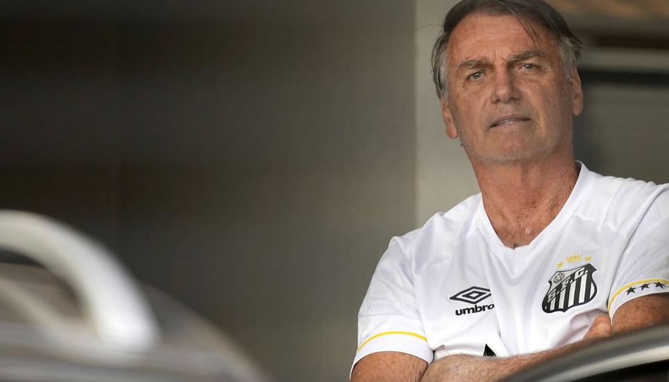 Bestreitet alle Vorwürfe: Ex-Präsident Jair Bolsonaro vor seinem Haus, wo er bis zum Prozessauftakt unter Hausarrest steht. Bild: Eraldo Peres
