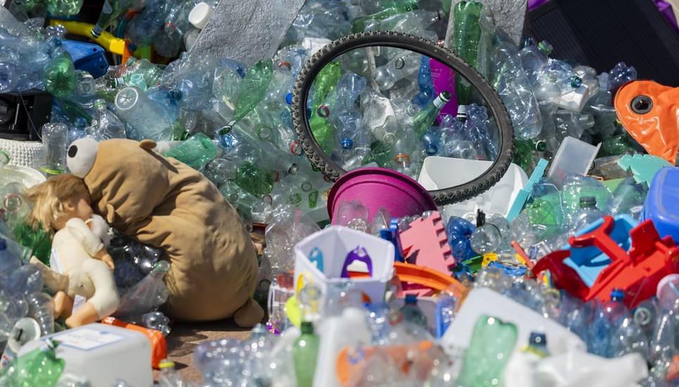 Der Plastikberg wächst. Eine Kunstinstallation vor dem Palais des Nations macht auf die Umweltverschmutzung durch Plastik aufmerksam. Bild: Salvatore Di Nolfi / Keystone