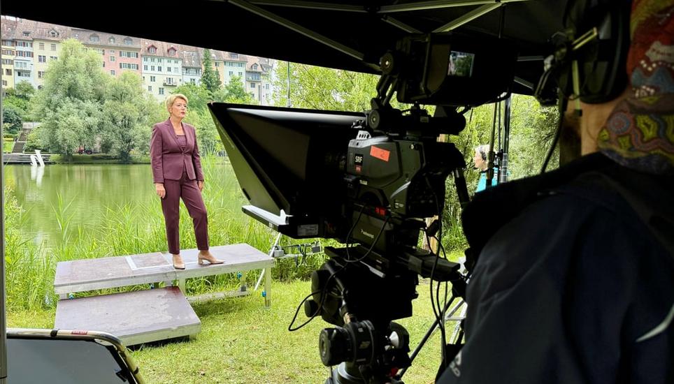 Bundespräsidentin Karin Keller-Sutter spricht zur Schweiz. Am Fernsehen zu sehen und zu hören ist sie jedoch erst am 1. August. Bild: Andrea Häusler