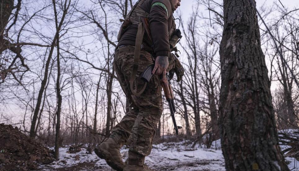 Ein ukrainischer Soldat der 93. Mechanisierten Brigade an der Front in der Region Donezk: Er und seine Landsleute stemmen sich seit drei Jahren gegen die unerbittliche Gewalt der russischen Invasoren. Bild: Iryna Rybakova / AP