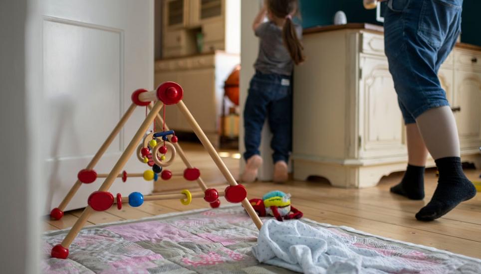 Die Mehrheit der Schweizer Familien ist auf familienexterne Betreuung angewiesen. Oft helfen die Grosseltern. Bild: Keystone