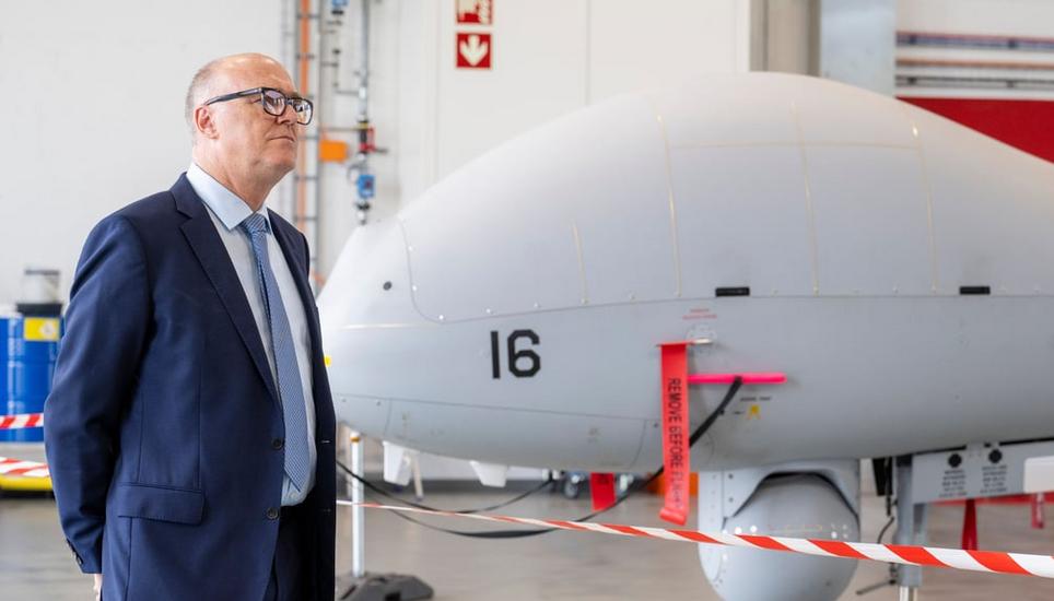 Bundesrat Martin Pfister vor einer Drohne Hermes 900. Er ergreift Massnahmen zum Projekt. Bild: Keystone/Urs Flüeler