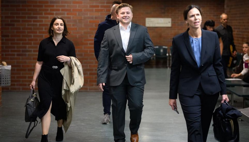 «Ich freue mich in erster Linie, dass ich mal aus meiner Wohnung rauskomme»: Sebastian Hotz (Mitte) und seine Rechtsanwältinnen auf dem Weg in den Gerichtssaal. Bild: Bernd von Jutrczenka/DPA