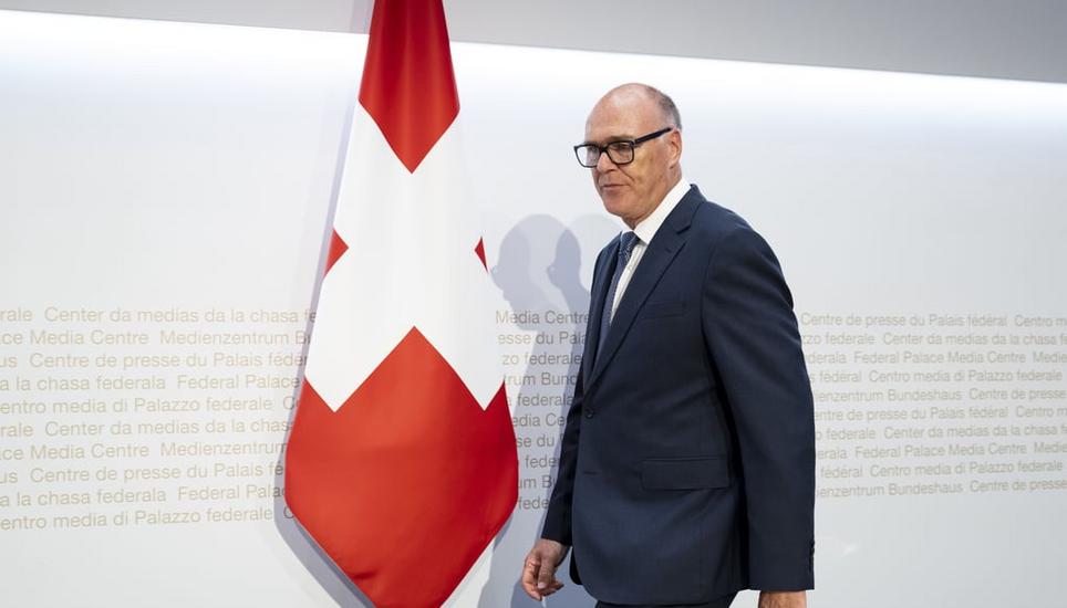 Es ist so gekommen wie befürchtet: Verteidigungsminister Martin Pfister hatte am 13. August nichts Gutes zu verkünden. Bild: Keystone