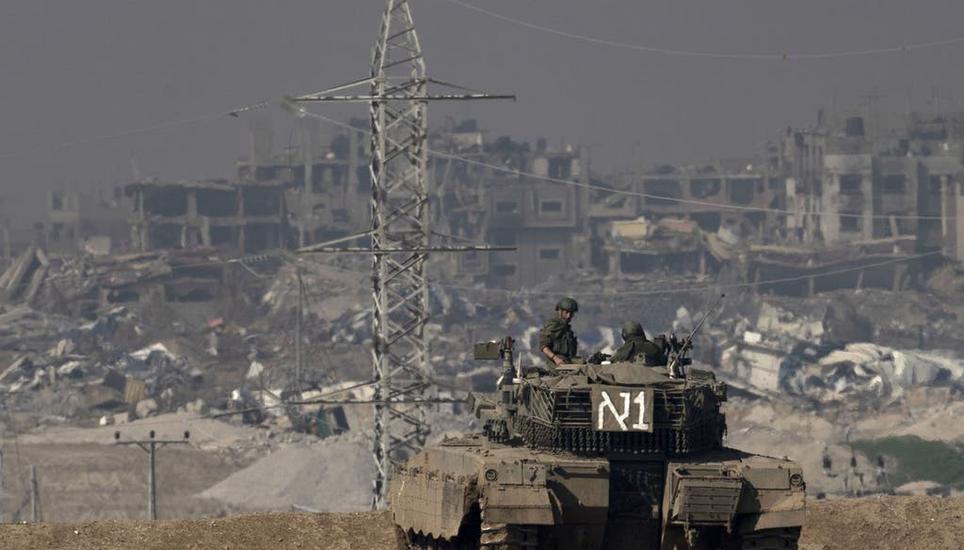 Die letzten israelischen Truppen sollen Gaza erst verlassen, wenn alle Geiseln in Israel sind. Bild: Maya Alleruzzo / AP