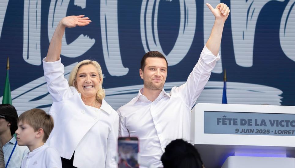 Weiss gekleidet, lächelnd, optimistisch: Marine Le Pen und ihr Ersatz Jordan Bardella bei einem Meeting in Zentralfrankreich. Bild: Imago/Vincent Isore