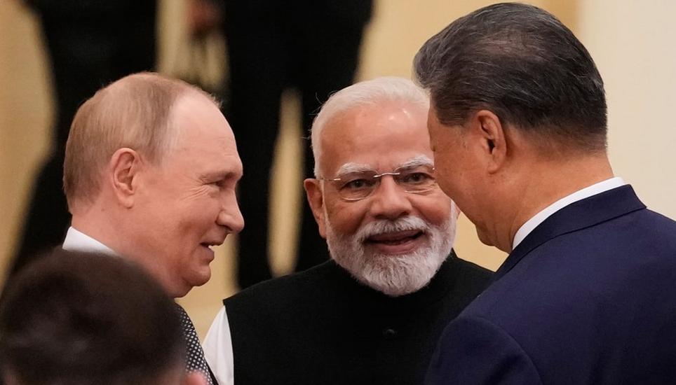 Vereint gegen den Westen: Russlands Präsident Wladimir Putin, der indische Premierminister Narendra Modi and Gastgeber Xi Jinping beim Schwatz unter Freunden in Tianjin am Montag. Bild: Suo Takekuma