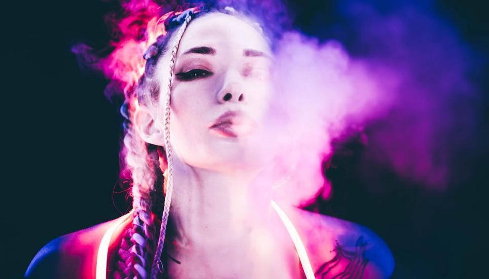 Beliebt: Viele Festivalbesucher kaufen Einweg-Vapes, was gesundheitsaffine Kreise ärgert. Bild: Maria Korneeva / Getty