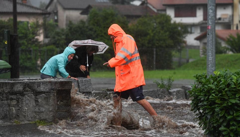 In Teilen des Wallis, Graubündens und grossen Teilen des Tessins besteht höchste Unwetter-Warnstufe. Screenshot: Meteo Schweiz