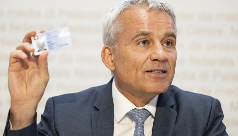Wie die normale Identitätskarte – aber digital: Justizminister Beat Jans weibelte an einer Medienkonferenz für ein Ja zur E-ID. Bild: Keystone