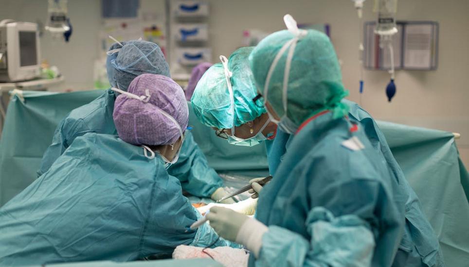 Ukrainische Arztdiplome werden in der Schweiz nicht anerkannt. Unter gewissen Bedingungen kann man aber als Arztassistentin arbeiten. Bild: Gaetan Bally / Keystone