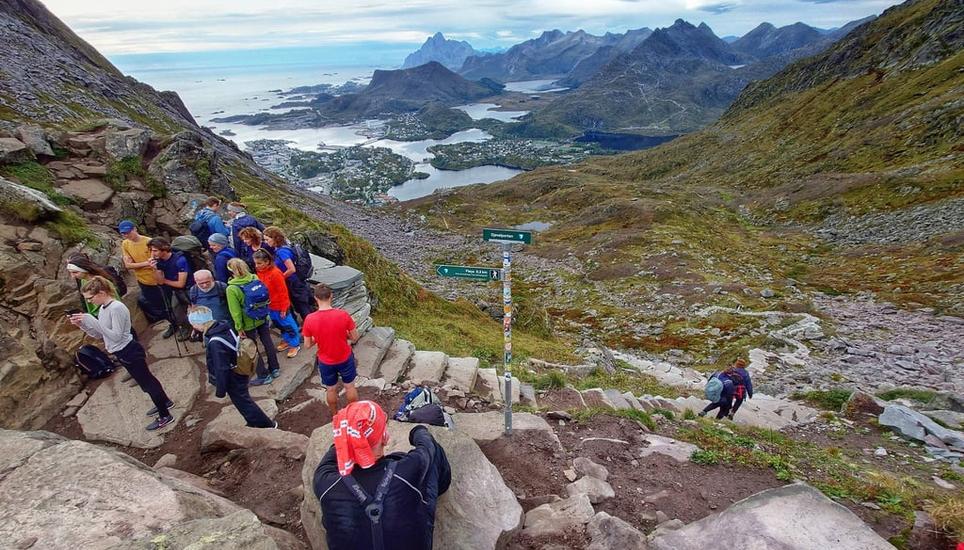 Schlangestehen fürs Instagram-Foto: Norwegen ächzt unter dem Massentourismus. Bild: Imago / Sachelle Babbar / www.imago-images.de