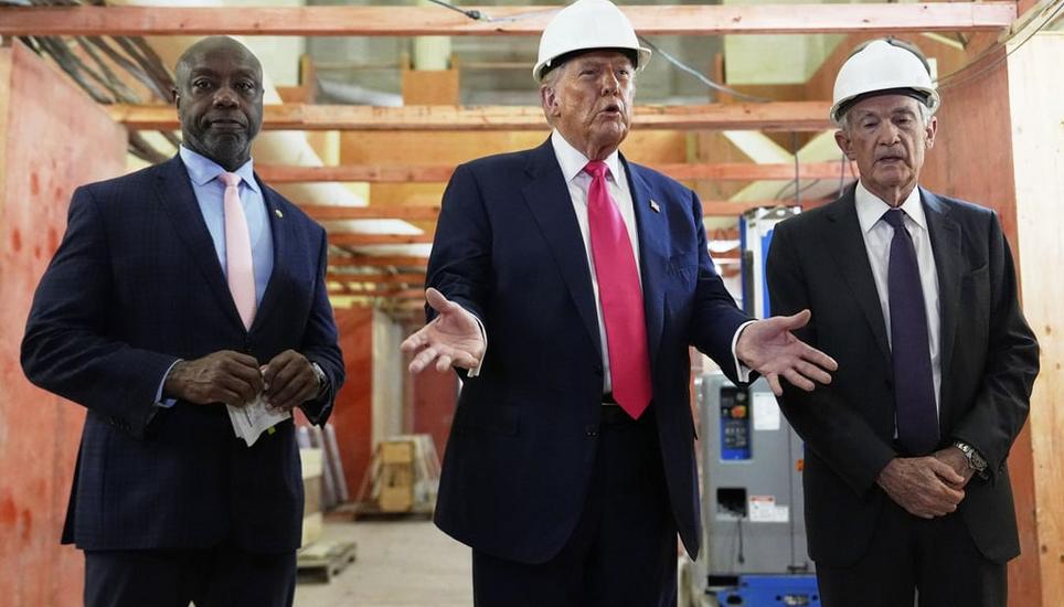 Baustellen-Besichtigung mit Donald Trump: Der US-Präsident hat sich am Donnerstag die umfangreichen Sanierungsarbeiten am Hauptsitz der US-Notenbank angeschaut. Rechts der Notenbank-Chef Jerome Powell. Bild: Julia Demaree Nikhinson / AP