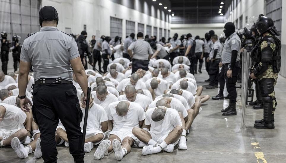 Mutmassliche Gang-Mitglieder wurden aus den USA nach El Salvador geflogen. Bild: Anadolu