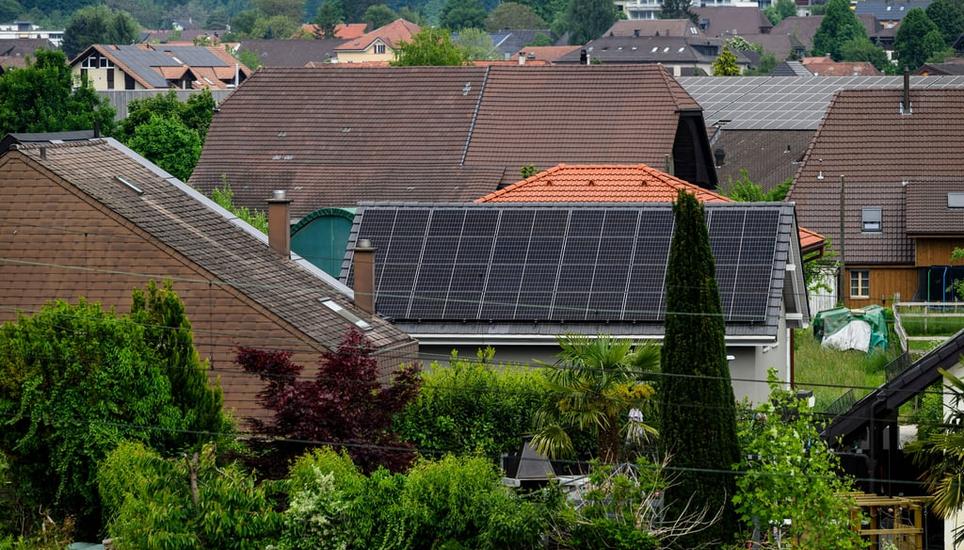 Auch dank Subventionen: Solardächer boomen in der Schweiz. Bild: CHRISTIAN BEUTLER