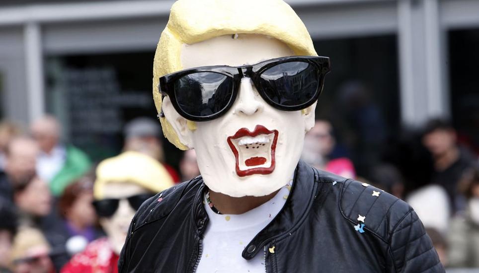Wofür mag er stehen? Ein Mann mit Heino-Maske auf der Fasnacht im zugerischen Cham (26. Februar 2017). Bild: Werner Schelbert/Zuger Zeitung
