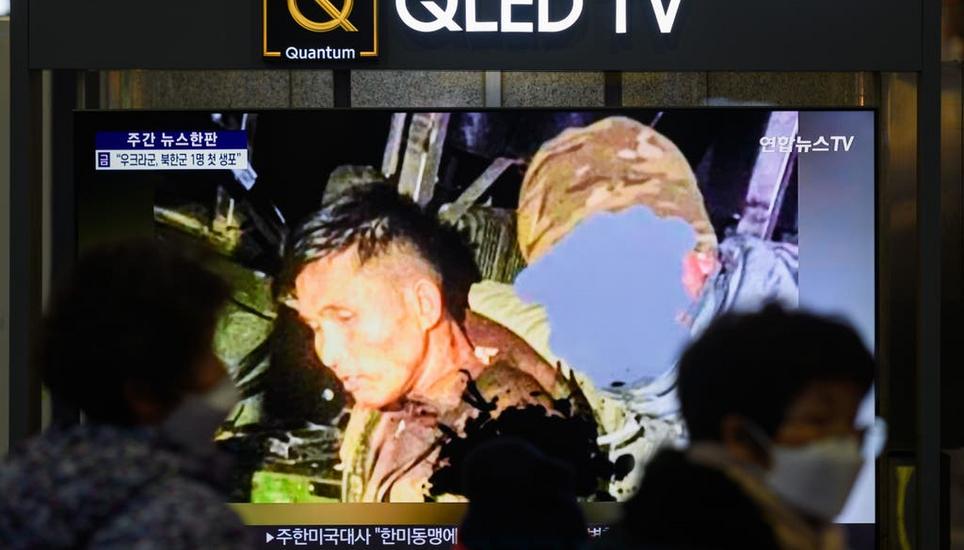 Ein Nachrichtenbildschirm in einer U-Bahn-Station in Seoul zeigt den Bericht des südkoreanischen Fernsehens über die Gefangennahme von Nordkoreanern in der Ukraine. Bild: Getty