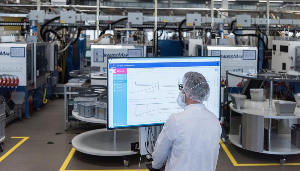 Branche ist auf Fachkräfte angewiesen: Mitarbeiter des Ypsomed-Konzerns bei der Datenanalyse einer Spritzgussmaschine in Solothurn. Bild: Christian Beutler / Keystone (10. 8. 2018)