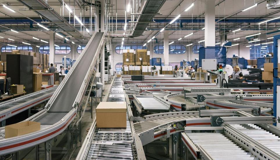 Blick ins Lager von Brack am Standort Willisau im Kanton Luzern. Bild: Christian Beutler/Keystone (Willisau, 25. 1. 2018)