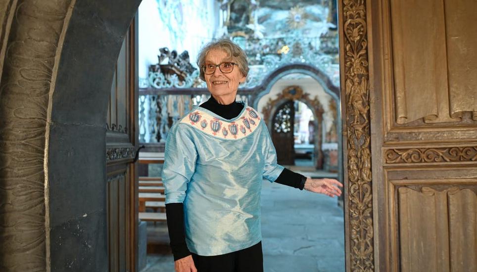 Margrit Früh beim Portal zur Klosterkirche der Kartause Ittingen von 1550. Sie trägt eine Bluse mit einem Fries, das aus dem Klosterwappen besteht. Bild: Ralph Ribi
