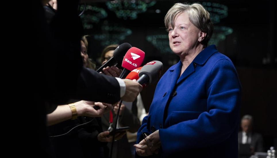 Grosses Medieninteresse: PUK-Präsidentin Isabelle Chassot (Mitte, FR) gibt am Freitag in Bern Interviews.