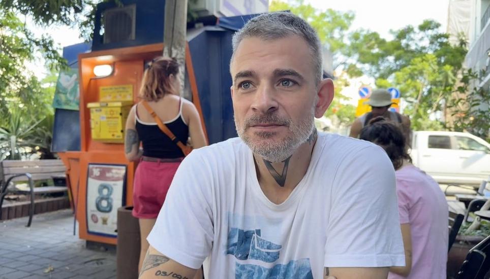 Avi Motola in Tel Aviv: «Das Einzige, was ich gut kann, ist kämpfen.» Bild: Kurt Pelda