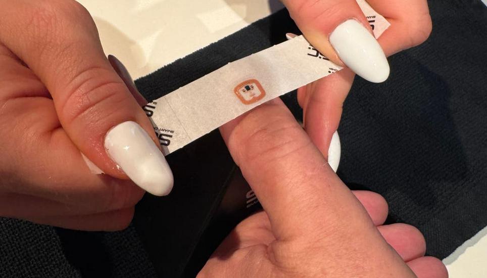 Der Chip der Firma Smart Chip wird in Nagelstudios auf den Fingernagel aufgebracht. Bild: Benjamin Weinmann