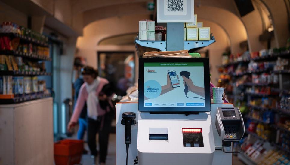 Statt Verkaufspersonal haben die Migros-Teo-Filialen nur noch Selbstbedienungskassen. Bild: Niklas Thalmann