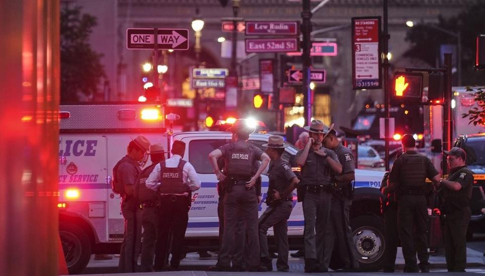 Polizisten am Tatort in New York. Bild: Keystone