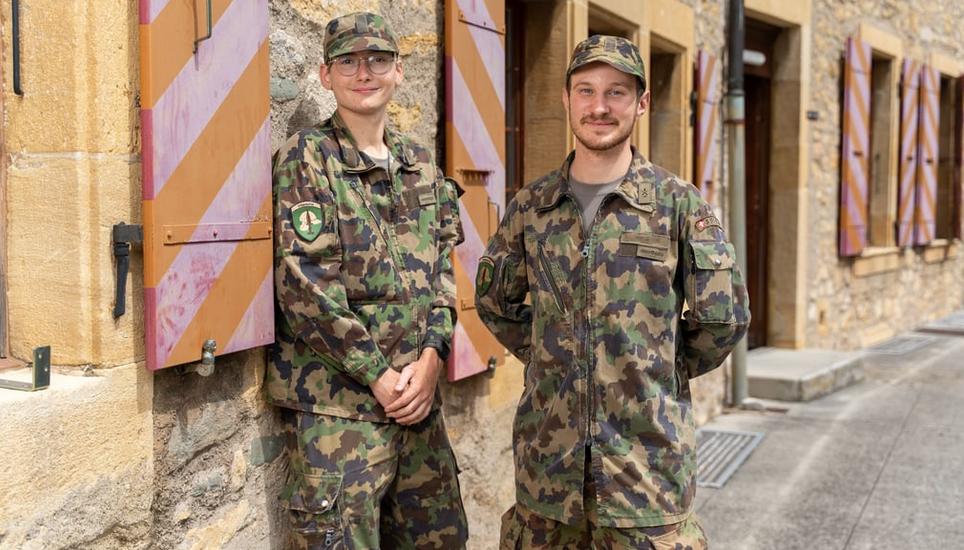 Thomas Ganière (links) und Samuel L. leben im Ausland und sind für die RS in die Schweiz gekommen. Bild: Raphaël Dupain