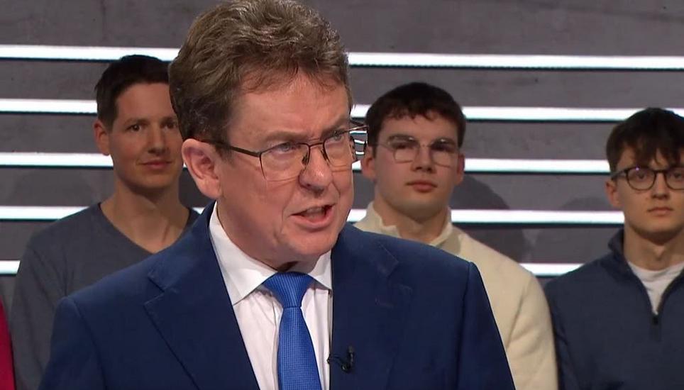 Magdalena Erni konfrontiert Albert Rösti: «Wenn ich Ihnen zuhöre, bekomme ich Angst um meine Zukunft.» Bild: Screenshot