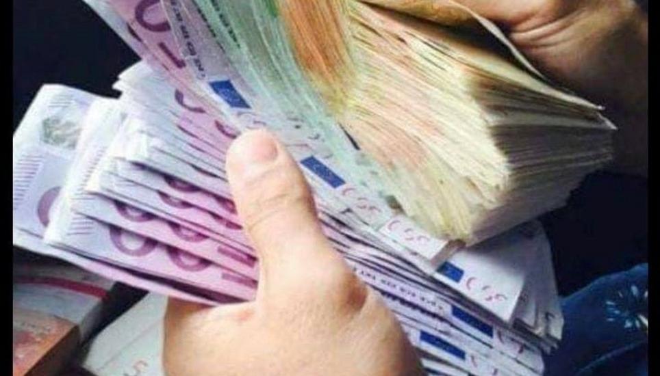 Foto von Geldscheinen, das unter dem Namen eines der in Albanien verhafteten Clanmitglieds in sozialen Medien gepostet wurde. Quelle: FB