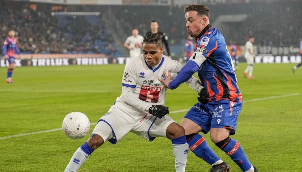 Shaqiri und der FC Basel wollen an der Super-League-Spitze schon lange davonziehen, aber Luzern (im Bild Klidjé) und die Konkurrenz lassen einfach nicht locker. Bild: Martin Meienberger / freshfocus