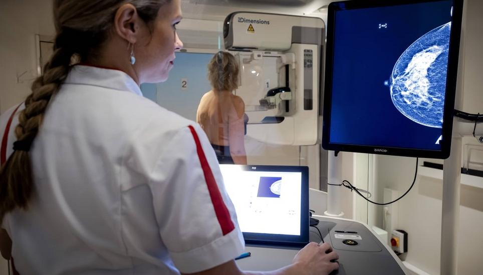 Kurze Untersuchung, viel Streit darum: Über Mammografien wurde zuletzt emotional diskutiert. Bild: Robin Van Lonkhuijsen / Imago
