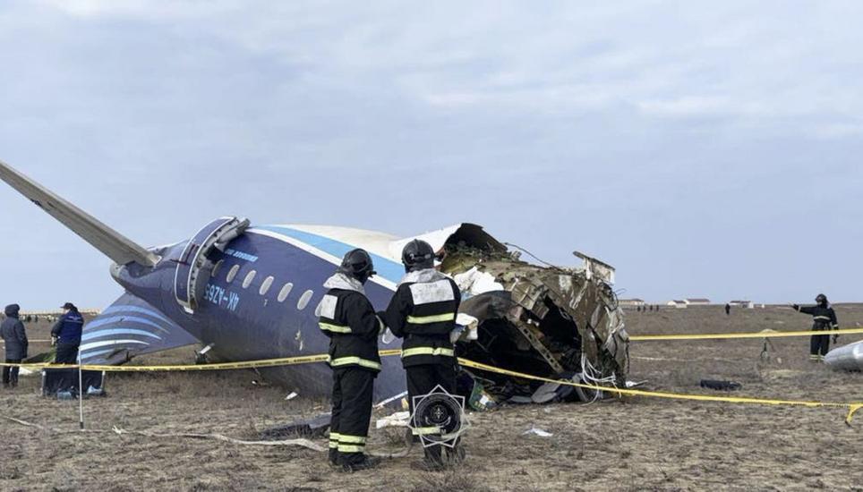 Rettungskräfte begutachten die abgestürzte Embraer ERJ-190AR in der Nähe von Aktau in Kasachstan. Bild: Kazakhstan Emergencies Ministry / EPA