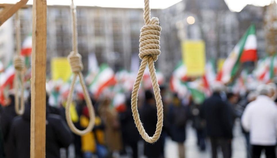 Hat sich der Schweizer selbst erhängt, oder wurde er erhängt? Auf dem Bild: Mehrere hundert Exil-Iraner demonstrieren in Köln DE im Rahmen einer Mahnwache gegen das Regime in Teheran. Bild: Christoph Hardt/ / Geisler-Fotopress