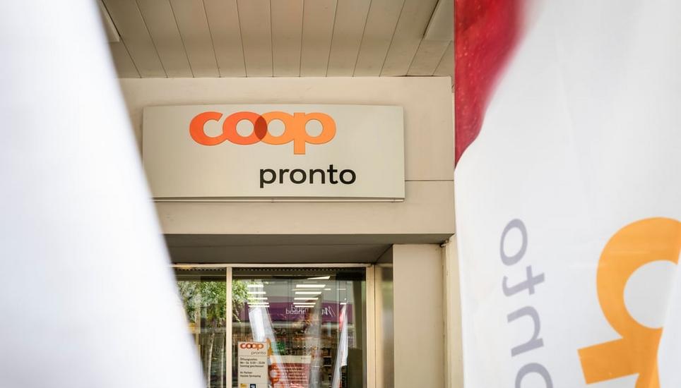 Self-Checkout-Kasse in einer Coop-Pronto-Filiale: Jetzt können die Kundinnen und Kunden beim Kauf der Bierdose oder Weinflasche ihr Alter selbst absegnen lassen. Bild: Benjamin Weinmann