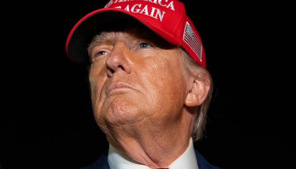 Der amerikanische Präsident Donald Trump am 4. Juli 2025. Er trägt am Nationalfeiertag eine rote Baseball-Mütze mit der Aufschrift «Make America Great Again», dem Slogan seiner politischen Bewegung. Bild: Alex Brandon / AP