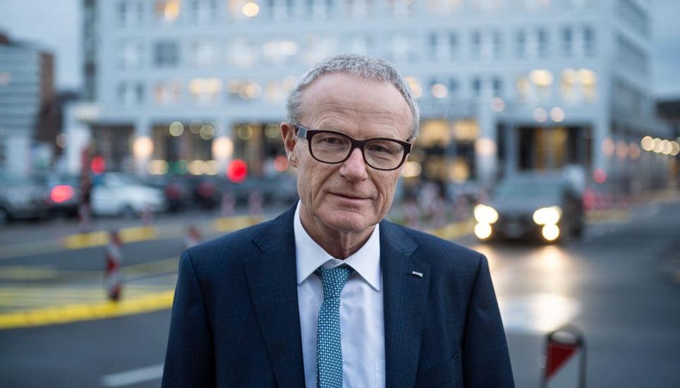 Martin Haefner vor dem Amag-Hauptsitz in Cham. Bild: Simon Tanner/NZZ (8.12.20)