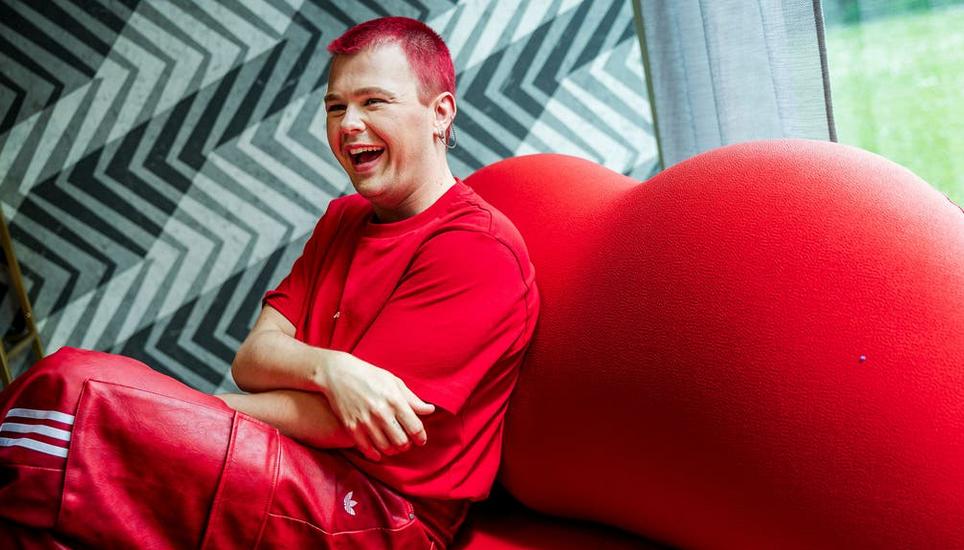 Als Red Sebastian trägt Seppe Herreman immer Rot – umso besser, wenn auch das Sofa zu passt. Bild: Kenneth Nars
