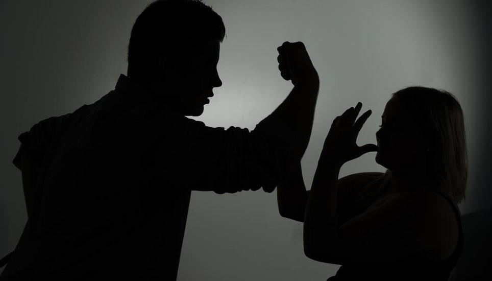 Sie sind ein wichtiger Rückzugsort bei häuslicher Gewalt, doch der Platz in Frauenhäusern ist knapp. Bild: Jan-Philipp Strobel/DPA