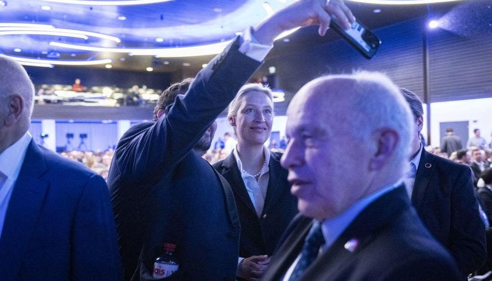 AfD-Chefin Alice Weidel hinten und alt Bundesrat Ueli Maurer bei einer Preisverleihung für den argentinischen Präsidenten Javier Milei in Kloten ZH. Bild: Ennio Leanza/Keystone (24. 1. 2025)