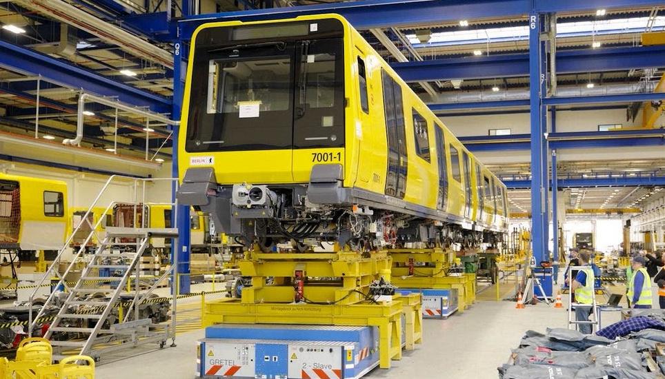 Montage eines Zugs für die Berliner U-Bahn im Stadler Werk Berlin-Pankow. Bild: zvg