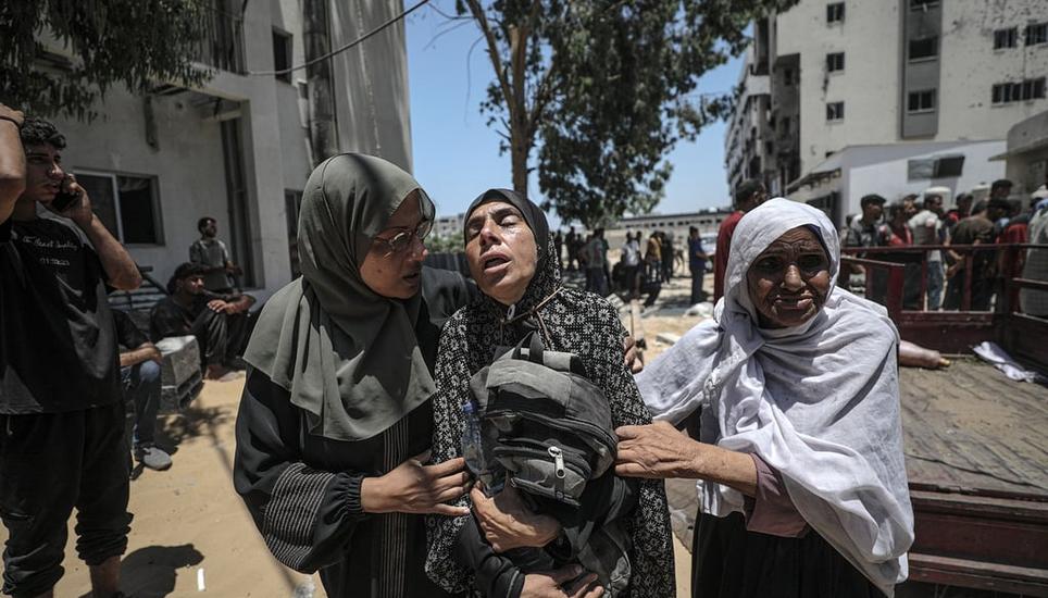 Eine palästinensische Mutter trauert um ihren getöteten Sohn: Die humanitäre Lage in Gaza spitzt sich immer weiter zu. Bild: Mohammed Saber / EPA