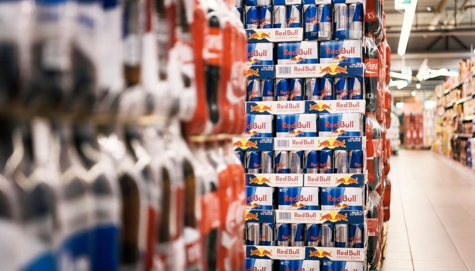 Red Bull will sich nicht zur freiwilligen Zuckerreduktion verpflichten. Nun könnte das Konsequenzen für die ganze Branche haben. Bild: Keystone