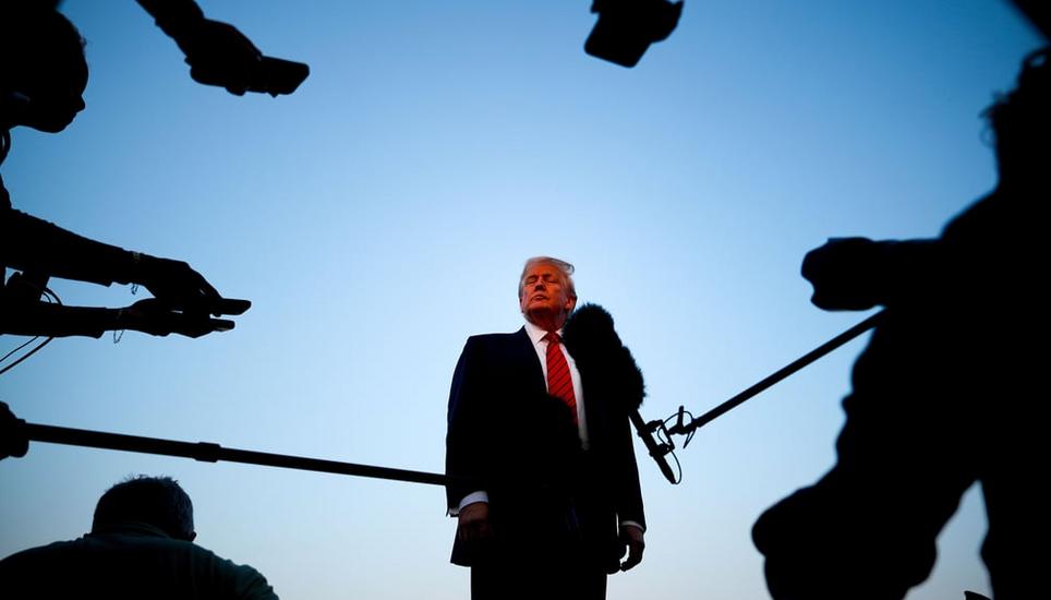 Er diktiert, alle anderen hören zu und gehorchen: Zoll-König Donald Trump. Bild: Julia Demaree Nikhinson / AP