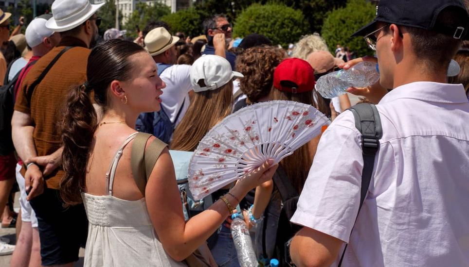 Die Hitze im Süden Europas macht Touristen und Einheimischen zu schaffen. Bild: Giorgos Arapekos /Imago